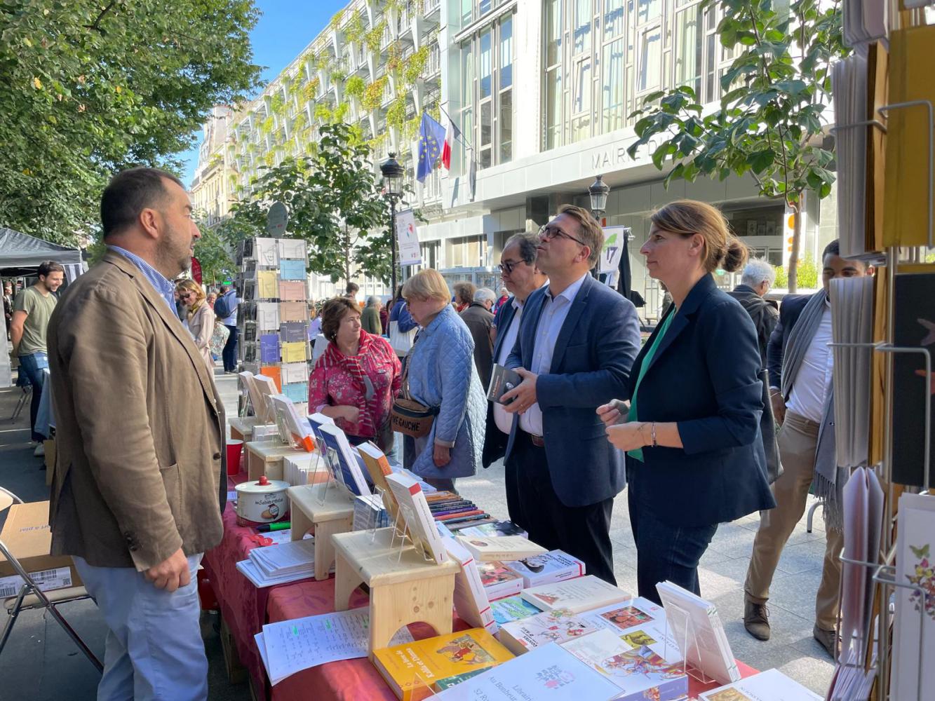 1er salon du livre de conte place Richard Baret, à l’initiative de Calliope, inauguré par Geoffroy Boulard.