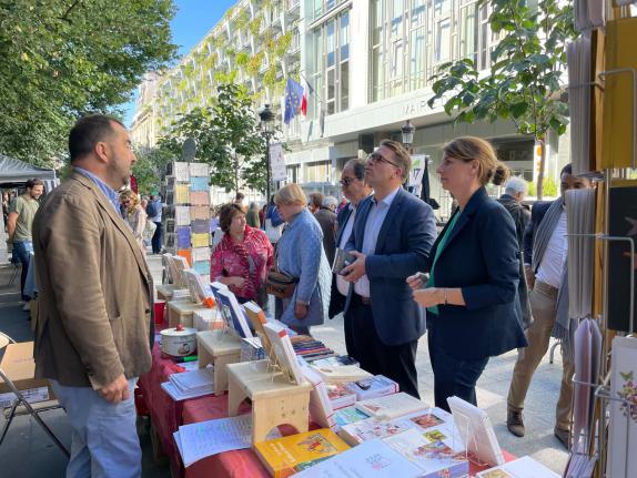 1er salon du livre de conte place Richard Baret, à l’initiative de Calliope, inauguré par Geoffroy Boulard.